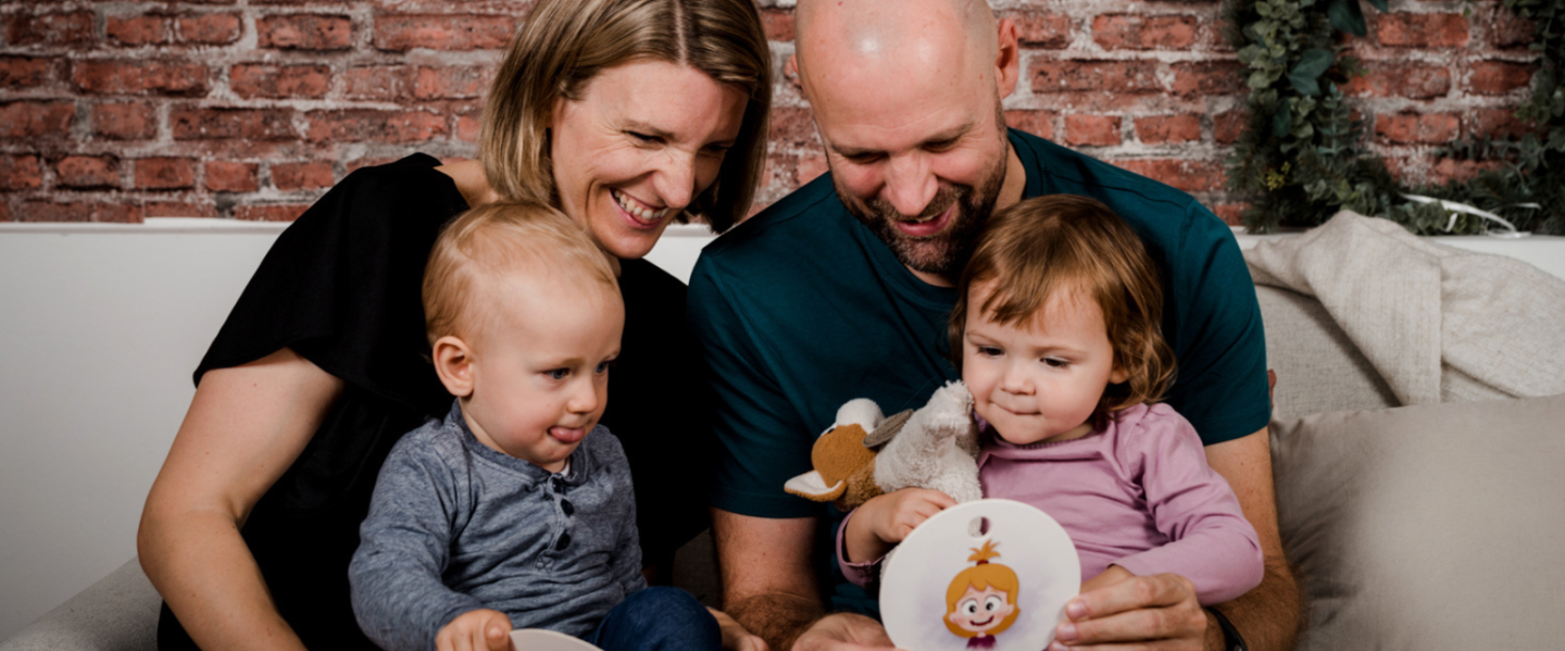 Eltern mit Kinder sprechen über Gefühle