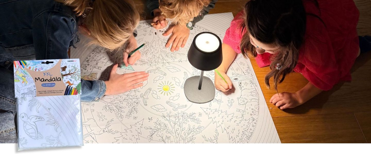 Kinder male eine Mandala aus